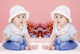 可爱双胞胎女宝宝海报 高清大幅丝绢布油画布早教装饰挂画定做158