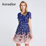 Koradior/珂莱蒂尔正品时尚紫色撞色高腰显瘦通勤蕾丝印花连衣裙