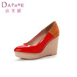 Daphne/达芙妮女鞋 秋款漆皮时尚镜面拼色坡跟单鞋1013101034