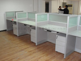 青岛办公家具组装4人组合员工位卡座兰蓝色带屏风职员办公桌子