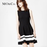 MO&Co.圆领收腰显瘦无袖拼色黑白A字连衣裙MA161JEY51 moco