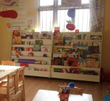 亲子家儿童书架宝宝图书幼儿园杂志创意置物架展示书报柜带轮子大