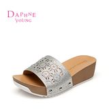 Daphne/达芙妮2015夏新款女鞋 镂空一字型水钻亮面厚底坡跟凉拖鞋