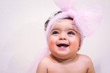 外国漂亮女宝宝海报可爱爱笑婴儿写真照萌娃照片墙贴挂画定做463
