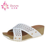 Daphne/达芙妮16夏季新款凉鞋时尚坡跟铆钉女凉拖鞋 1016303049