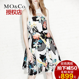 MO&Co.大码显瘦连衣裙印花无袖连身裙伞裙性感镂空MA152SKT53moco