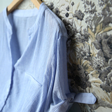 特清新百搭袖口绑带设计 浅蓝色V领女士衬衫上衣袖口蝴蝶打结衬衣