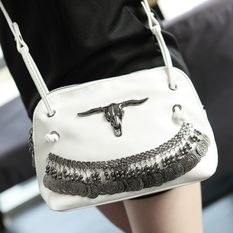 高调配色2014新款欧美复古女包 个性牛头小包 朋克风金属流苏包包