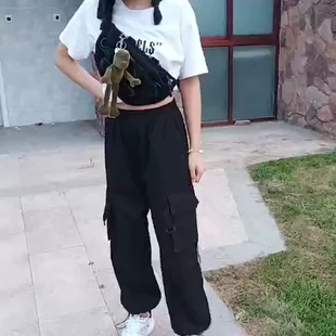 出门带点东西很方便，跟图片一样，质量非常好也没有异味。大小合适，放手机，证件，雨伞，水杯还有很大空间，款式简约，随身需要的东西都能装进去，很满意，价格合适，感觉男生背更帅气，比较中性风，客服态度很好很热情，这个包这的爱了，小姐妹还要了链接呢