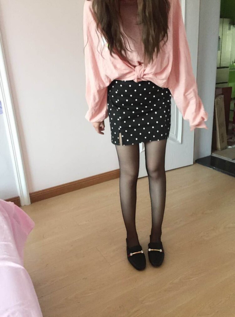 收到后很惊喜 肉色的丝袜特别隐形比我之前买过的穿过的都要隐形 就像