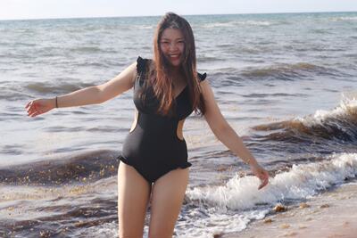 歌瑞尔泳衣女连体时尚黑色性感深V海边度假少女沙滩游泳装勋丈